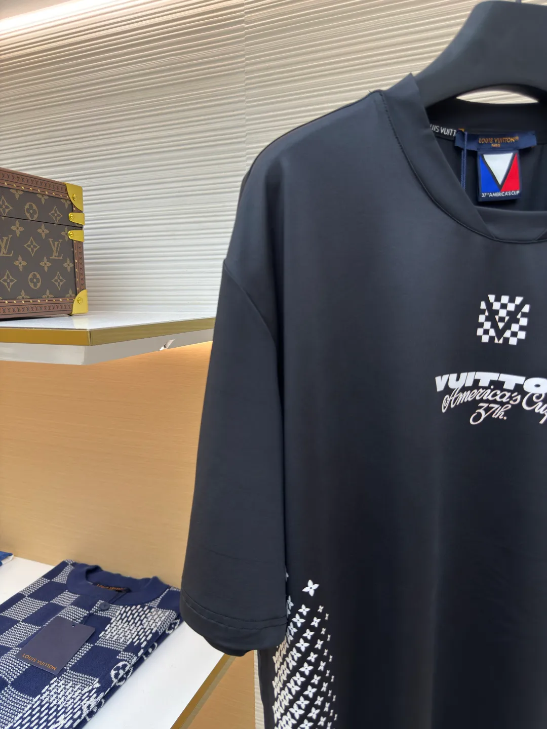 LOUISVUITTON white ink heat transfer T-shirt ●Authentic product: Purchased and developed for 8300 ●Item number: 1680106-A30 ●Fabric: nylon-ammonium blended fabric ●Technology: Printing ●Version: Fitted version ●Weight: about 235 grams ●Size: XS-S-M-L ●Description: Made of nylon-ammonia blended fabric, long-fiber high-F nylon yarn is used to weave the gray cloth. After dyeing in the vat, the surface of the gray cloth is lightly sanded to produce fine velvet. The fabric feels soft and skin-friendly. There are a total of 7 cutting pieces on the front and back sleeves, which are used for positioning heat transfer technology. Korean heat transfer lettering film material is used, and the Y version is traced to make the pattern. The back collar overlock webbing is customized with a double-layered letter jacquard process made of cotton. The overall wiring is straight and delicate, the fabric is comfortable and soft, and the color is consistent without color difference. It can be matched with the same style to create a fashionable look and control various occasions. Customized accessories, complete with three standards, same style for men and women!